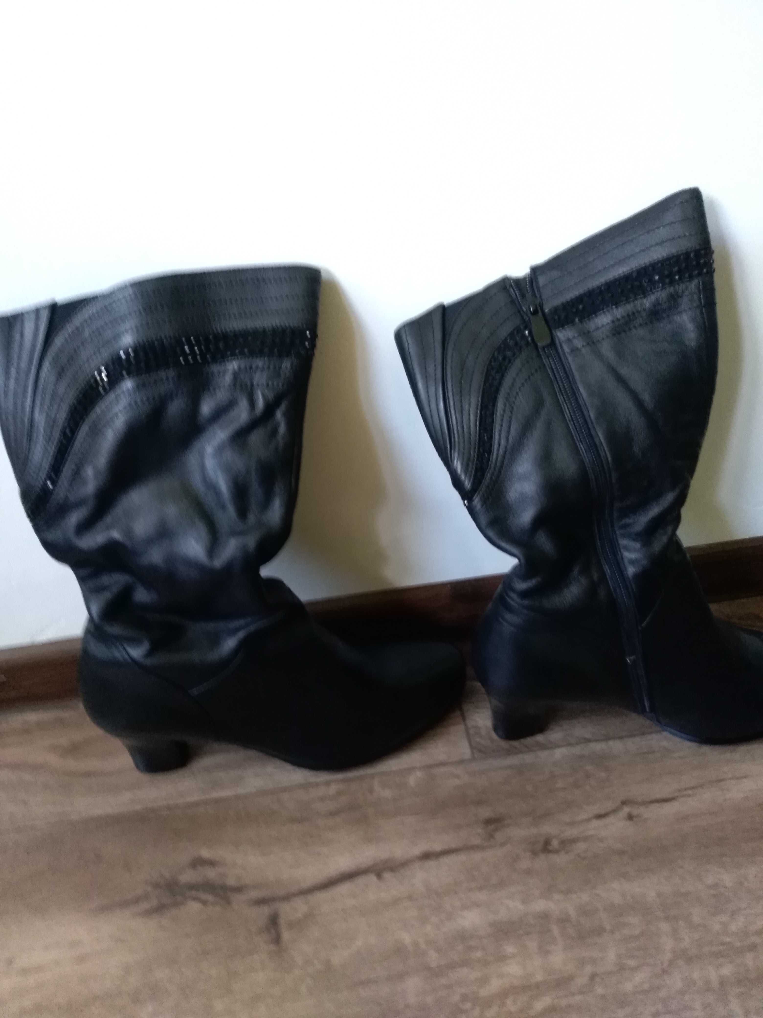 Продам кожаные сапоги осенние и зимние, 40й размер
