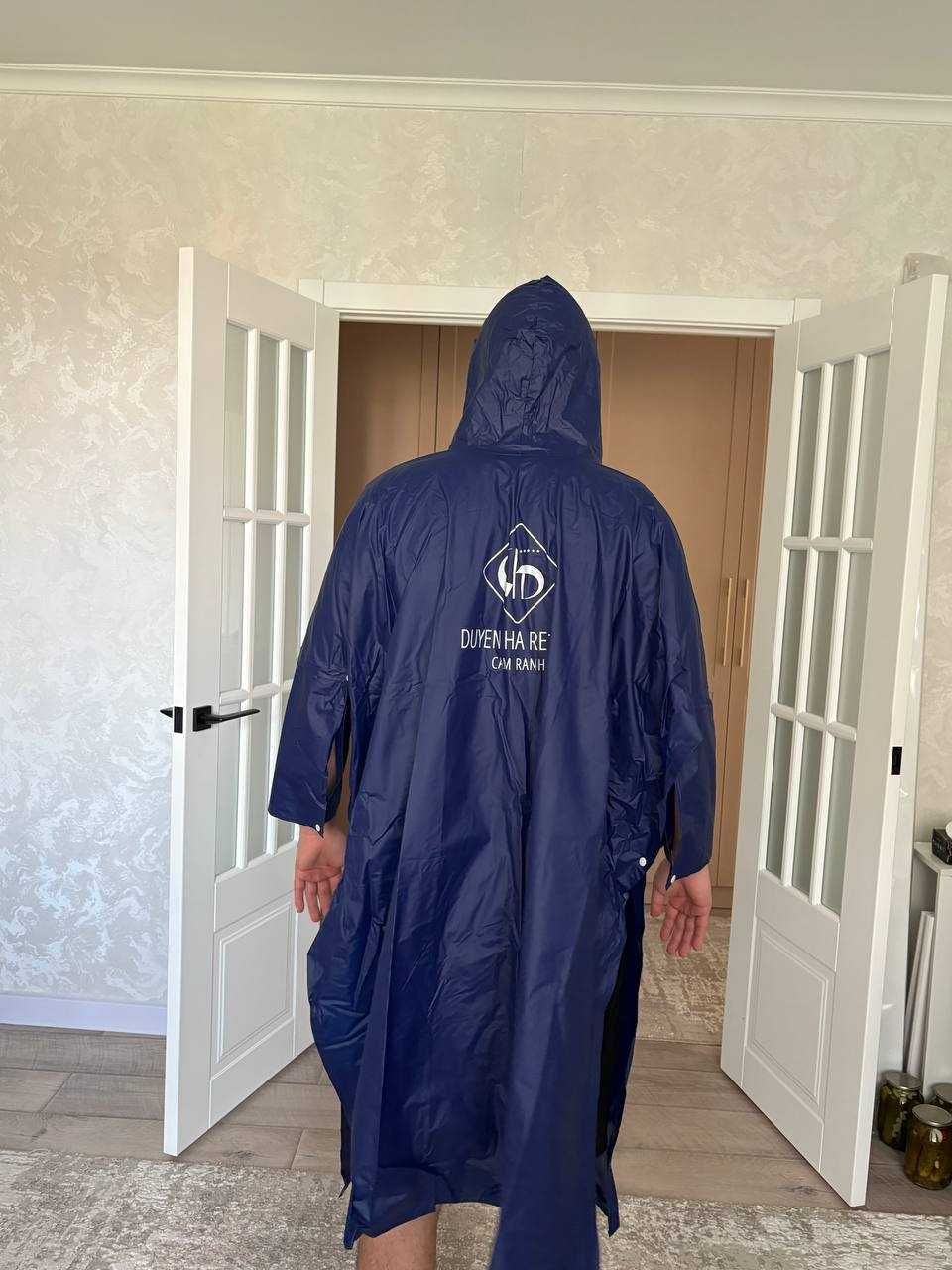 Плотный новый дождевик