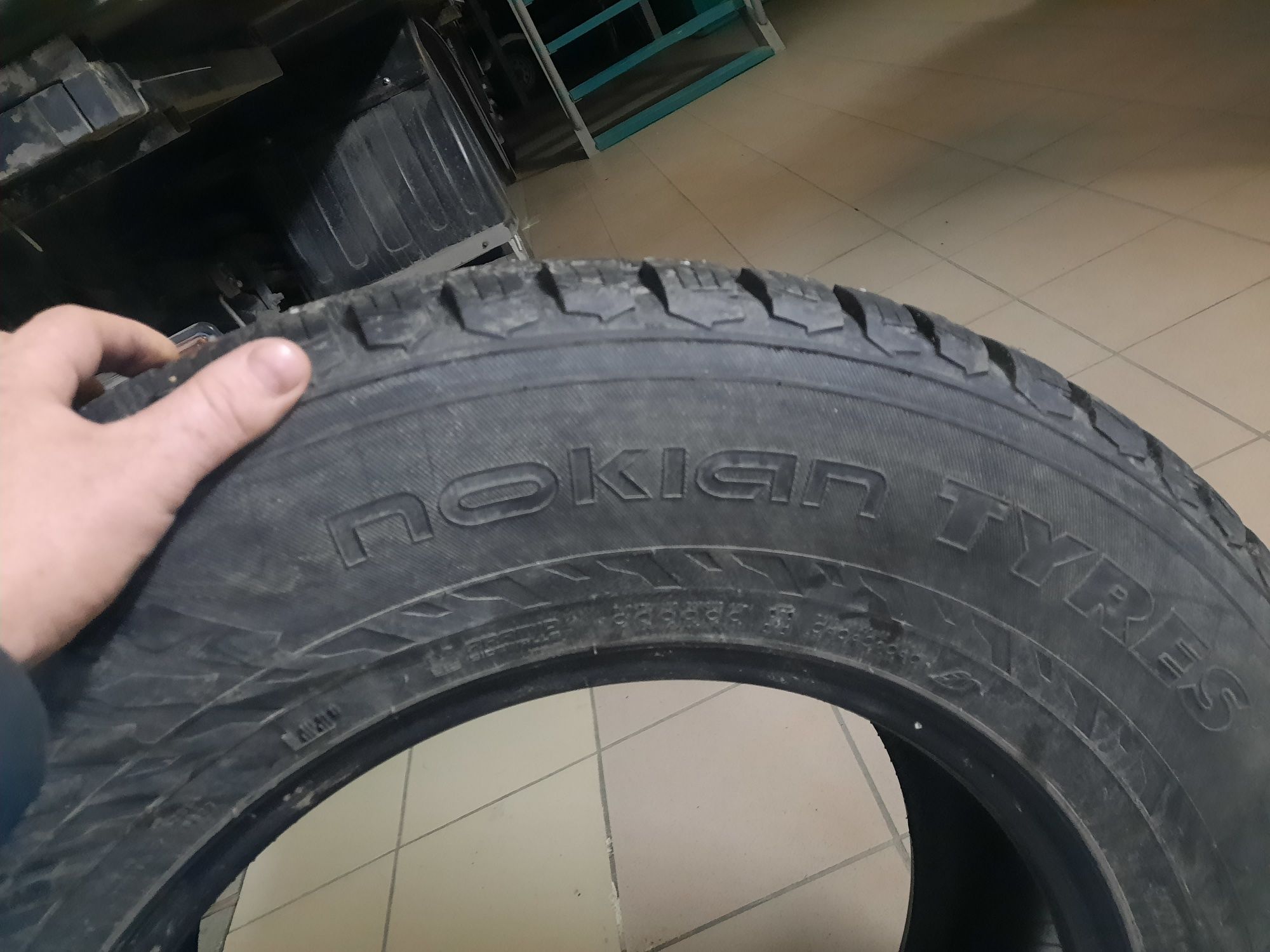 Продам зимнюю резину протектор хороший шипов 40%