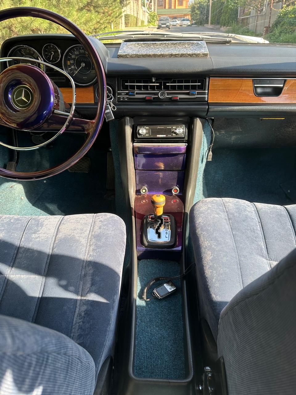 Mercedes Benz    .