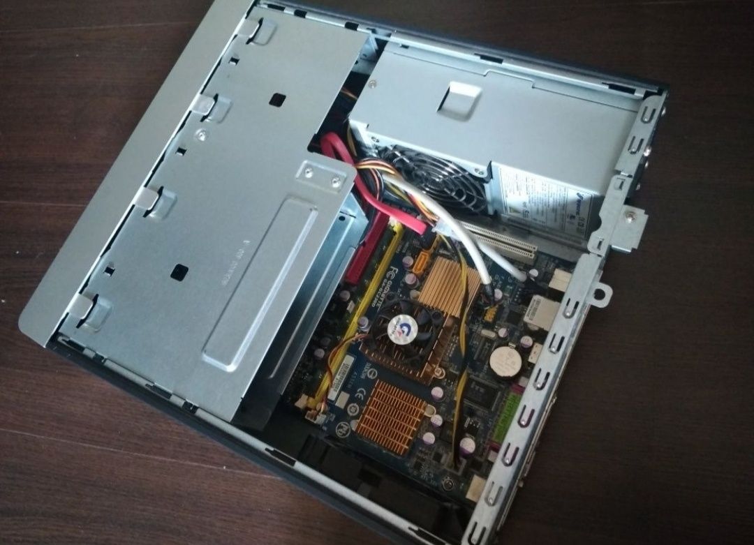 Компьютер mITX Gigabite 230, Atom 1,6, DDR2 3Gb, HDD 500Gb, Wi-Fi.