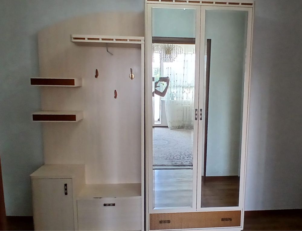 Продается шкаф в прихожую