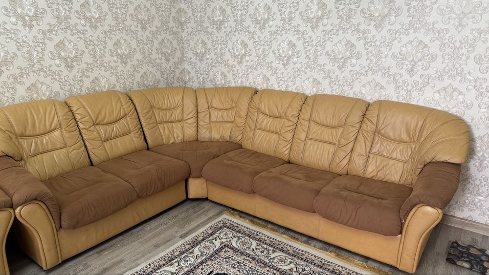Продаётся угловой кожаный диван + кресло