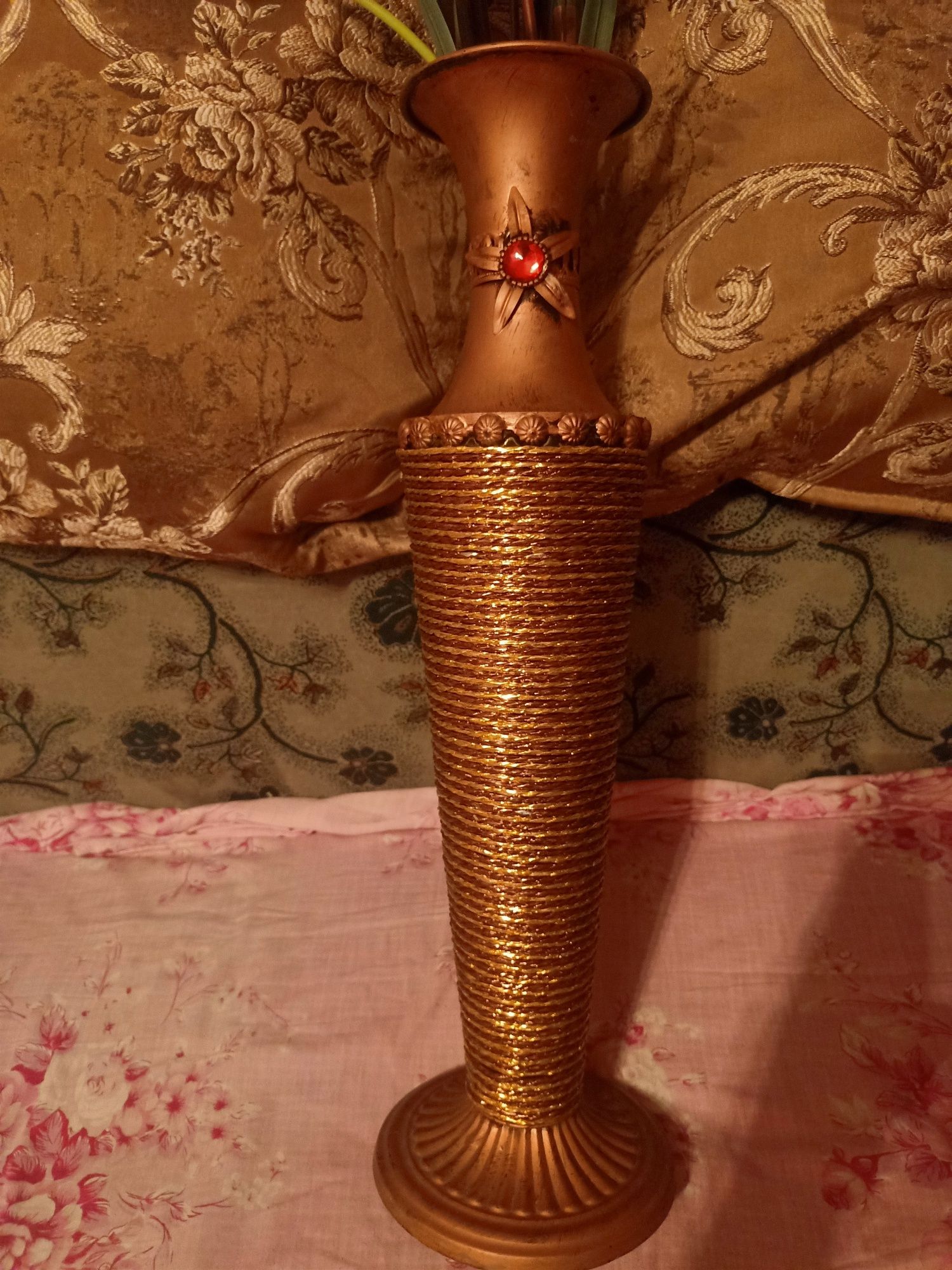 Напольные вазв для цветов разного дизайна.