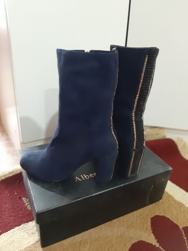 Продам осенние замш сапоги в синем цвете.