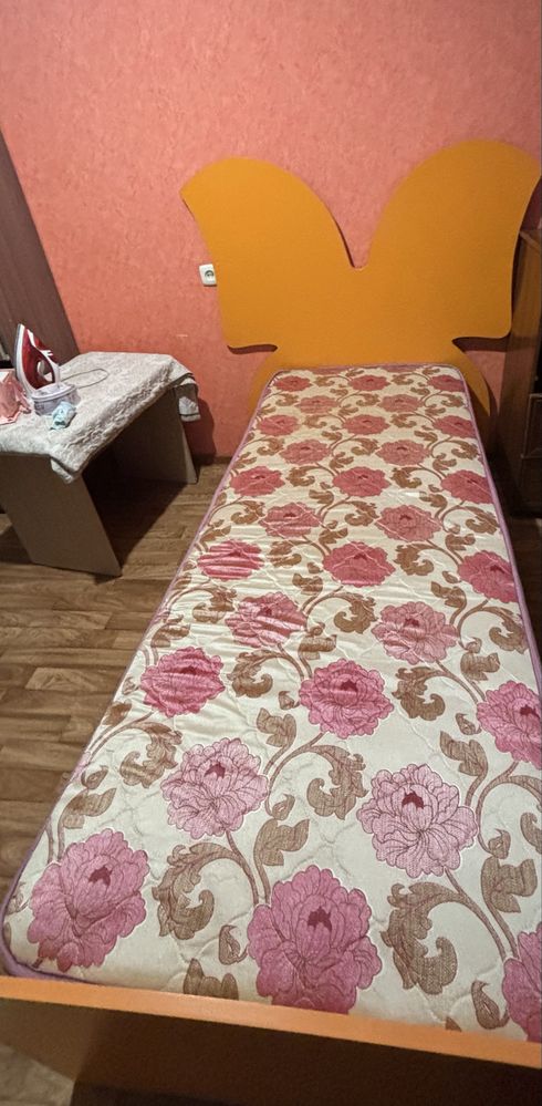 Продается спальний гарнитур с матрасом в хорошем состоянии