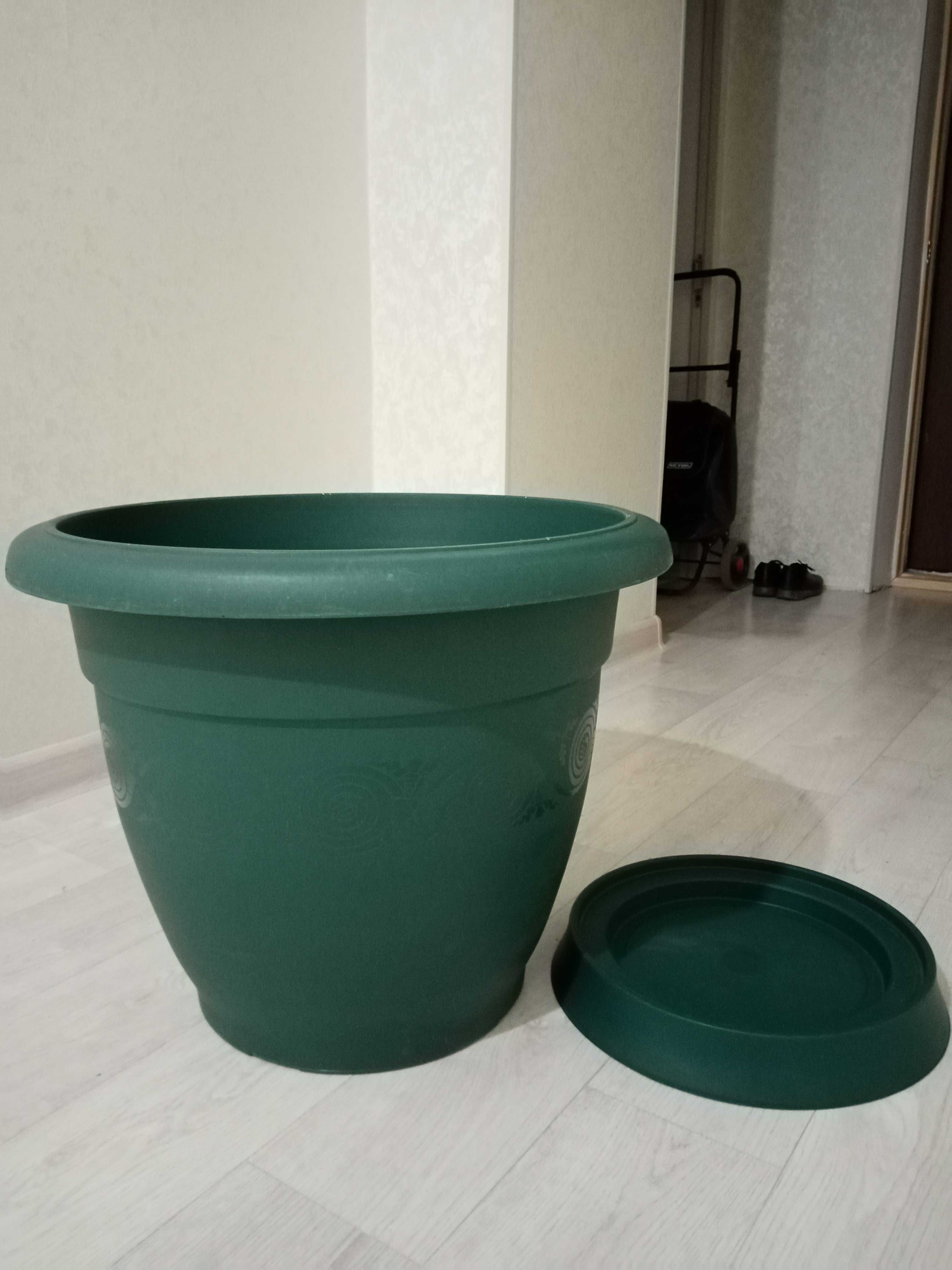 Продам Большой горшок для растений и цветка.
