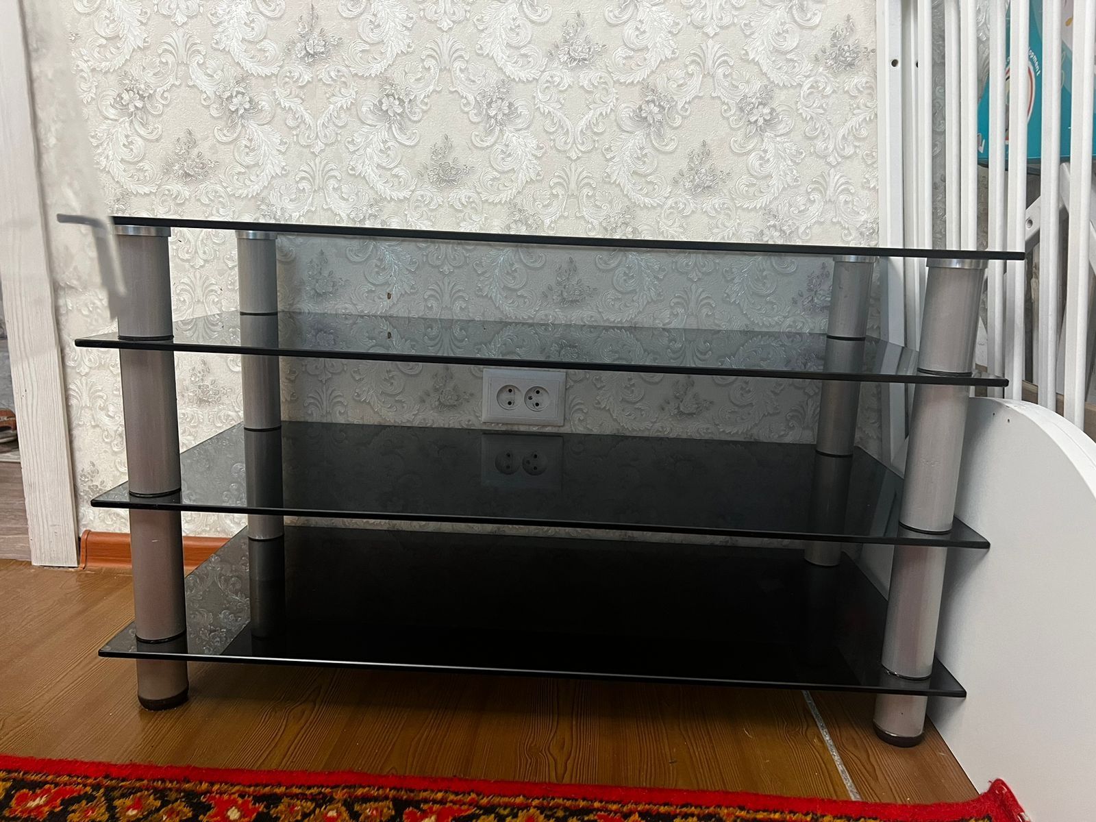 Продаю стеклянную подставку под телевизор