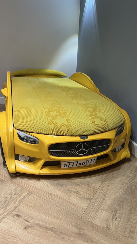 Продаем детскую кровать машину