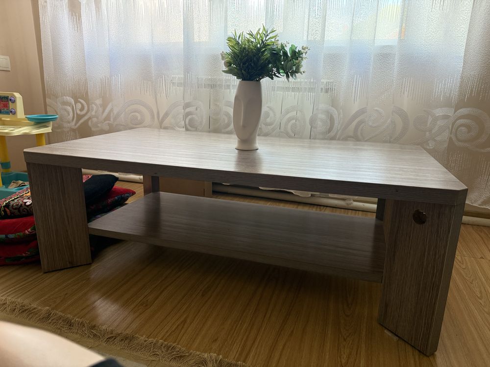 Стенка с ветриной и журнальным столиком