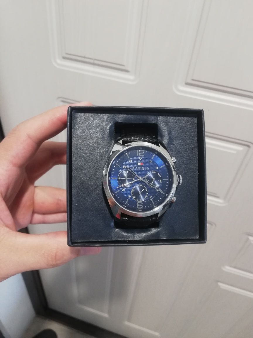 Продам часы TOMMY HILFIGER новые