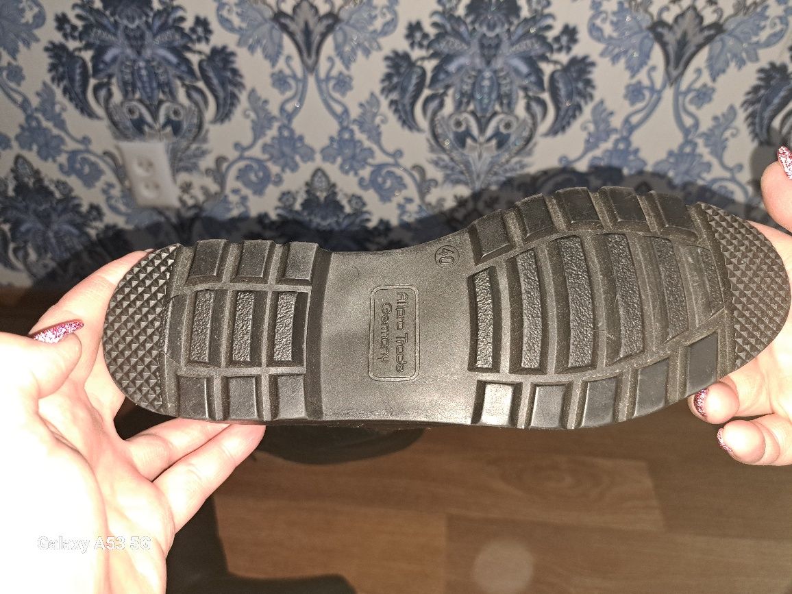 Продам женские кожанные сапоги