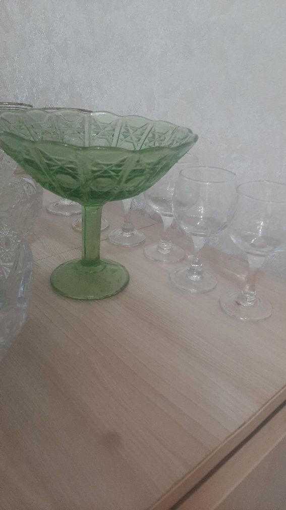 Хрустальная ваза,чайный сервиз ,отличные новые фужеры ,