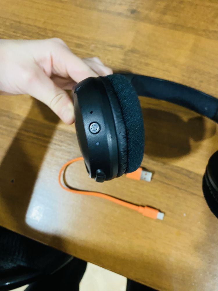 Наушники JBL зарядка родная в ремонте не были заряд держут хорошо