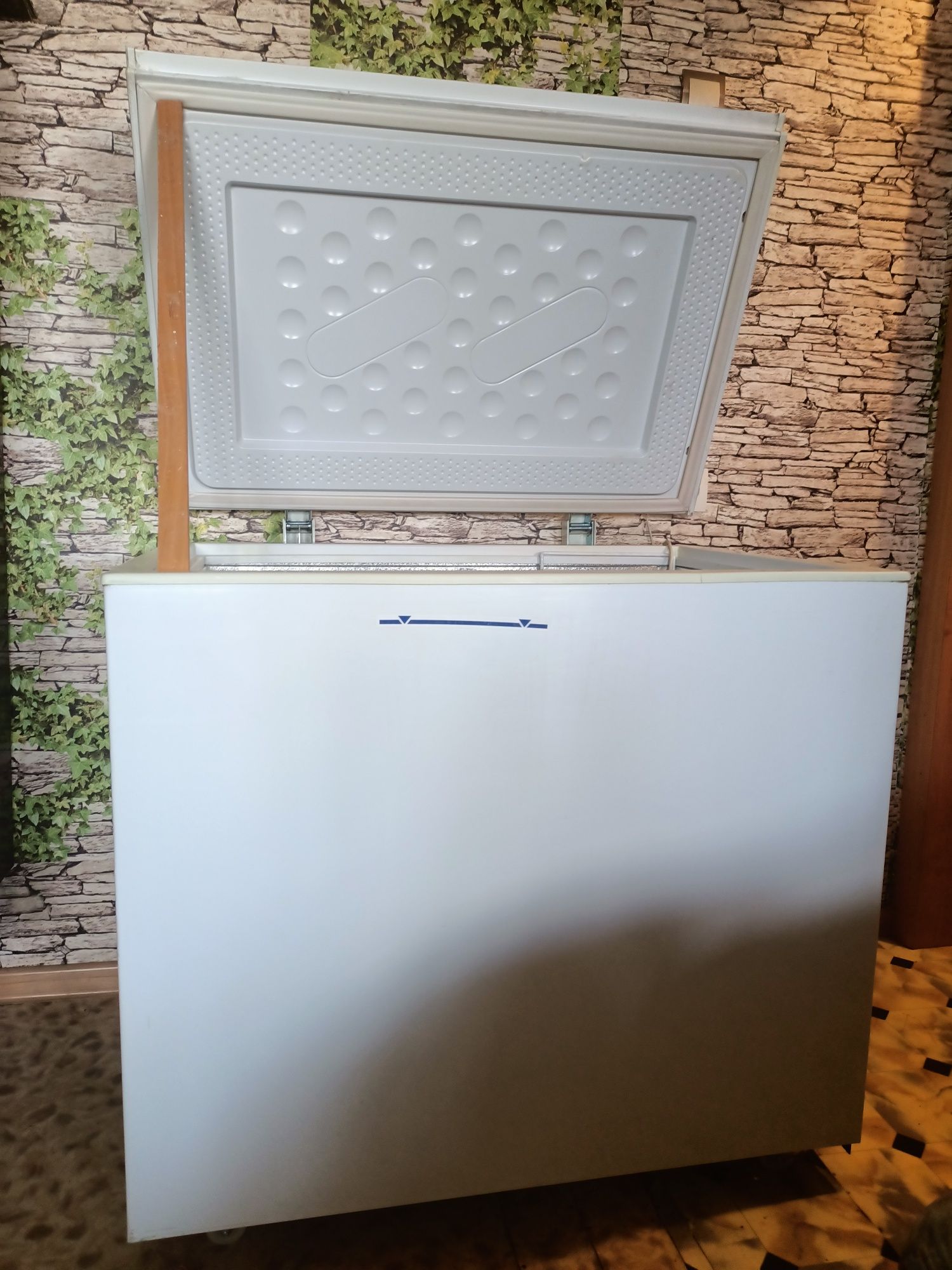 Срочно продам морозильный ларь Бирюса 260 HK,  в горизонтальном корпус