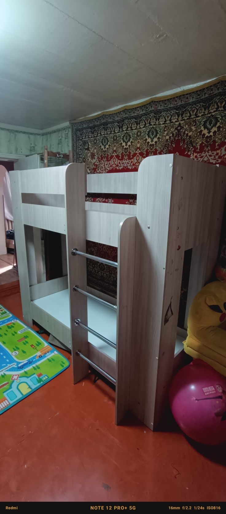 Продам детскую двухъярусную кровать.