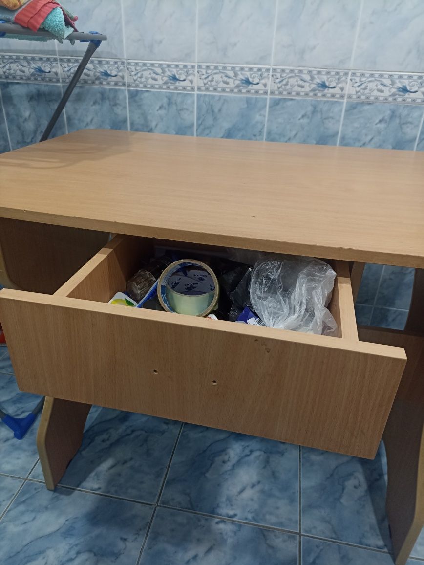 Стол обеденный. С выдвижной полкой