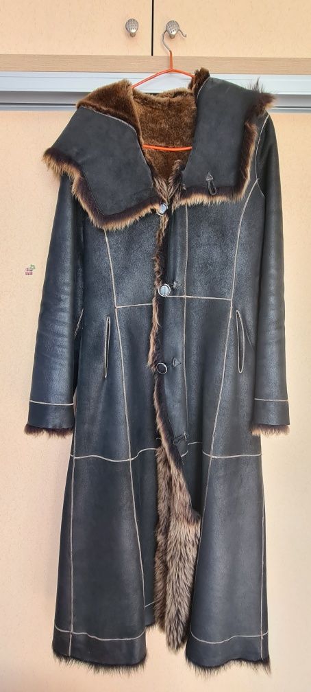 Продам дублёнку двухстороннюю,  женскую.