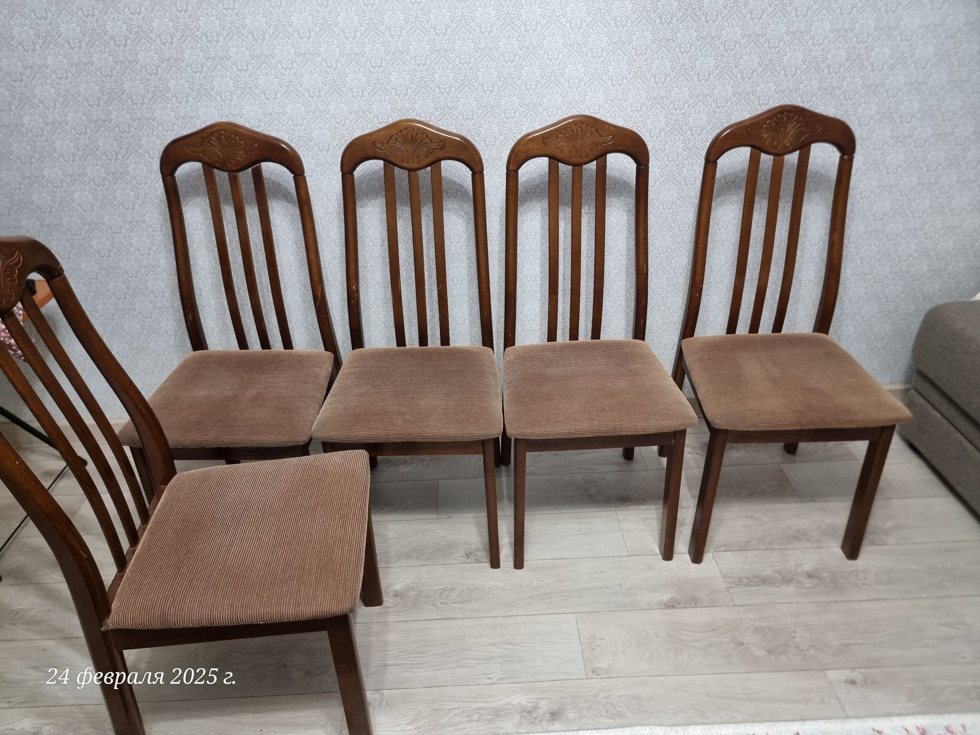 Продаётся стол со стулями