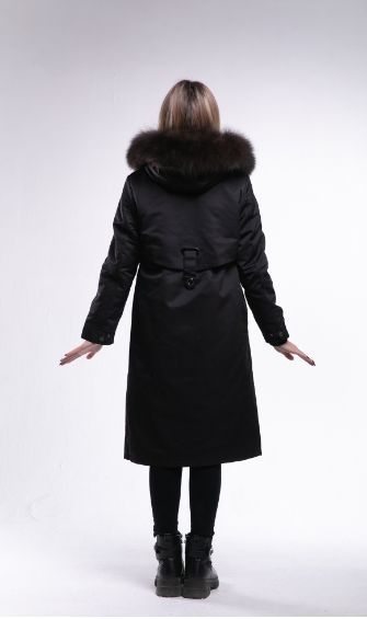Парка, сняв мех можно как плащ носить, подходить на вена и зима