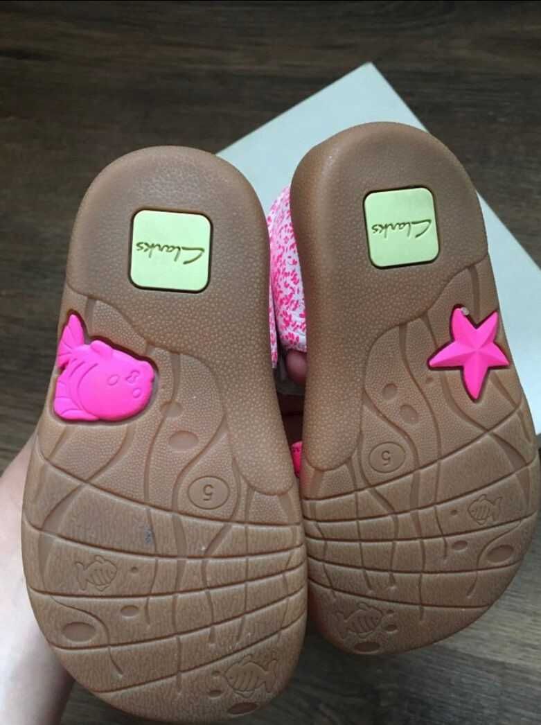 Босоножки, сандалии на девочку Clarks. Новые.