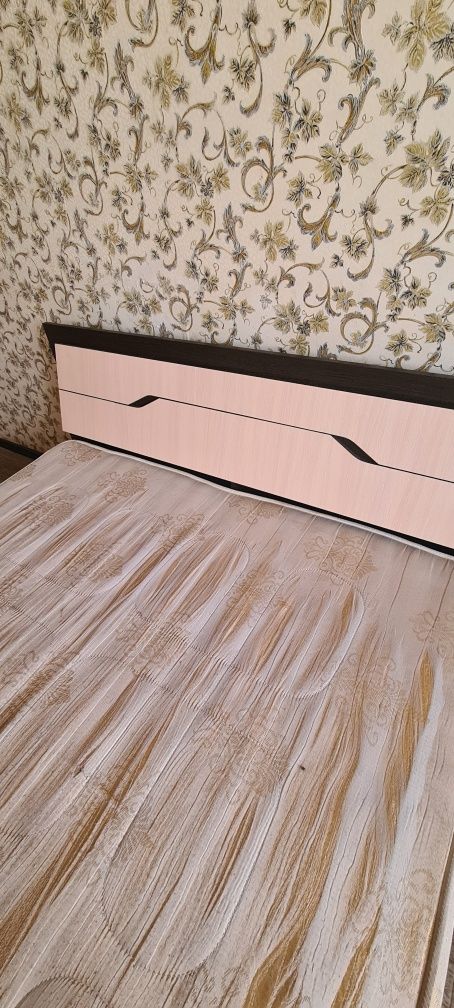 Продам двухспальнюю кровать с Матрацом, состояние  хорошее.