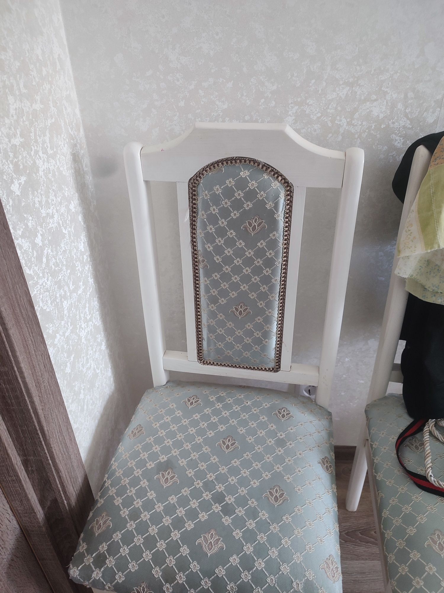 Продам стулья  б/у в отличном состоянии..Белые красивые .