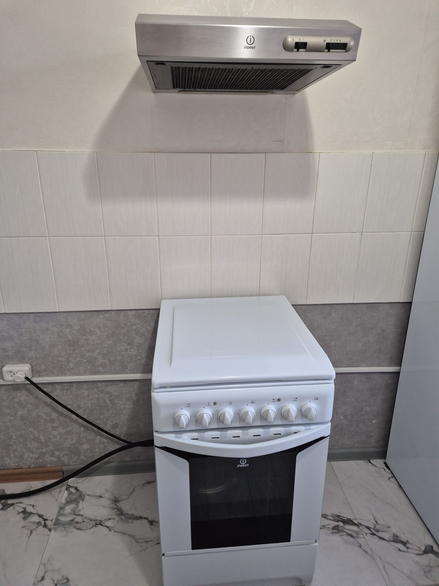 Продам газовую плиту Indesit