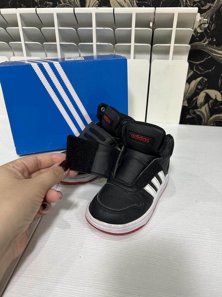 Продам детские кросовочки-ботинки adidas