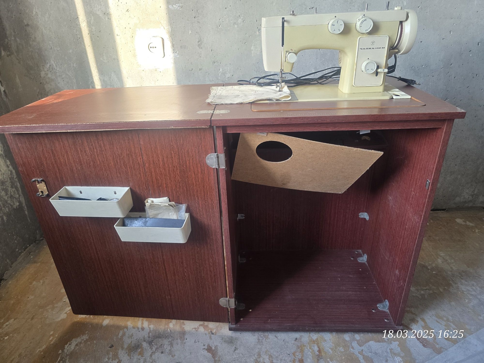 Продам электрическую швейную машинку Чайка
