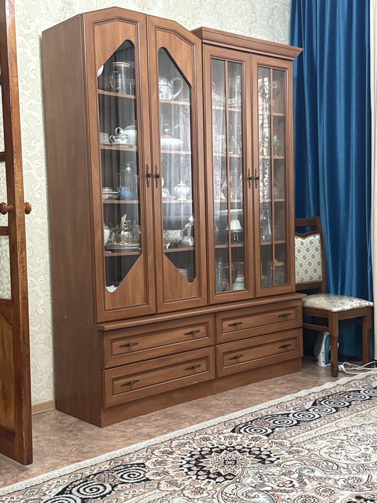 Продам шкаф витрину из чистоно дерева