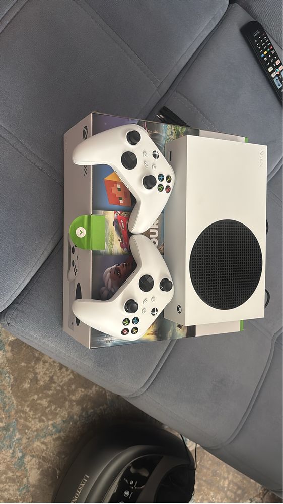 X Box s  новый в идиальном состоянии 2 геим пада полный комплект