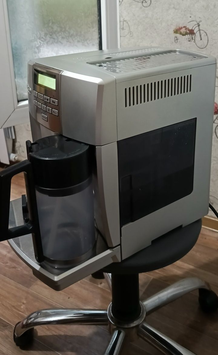 Автоматическая кофемашина Delonghi
