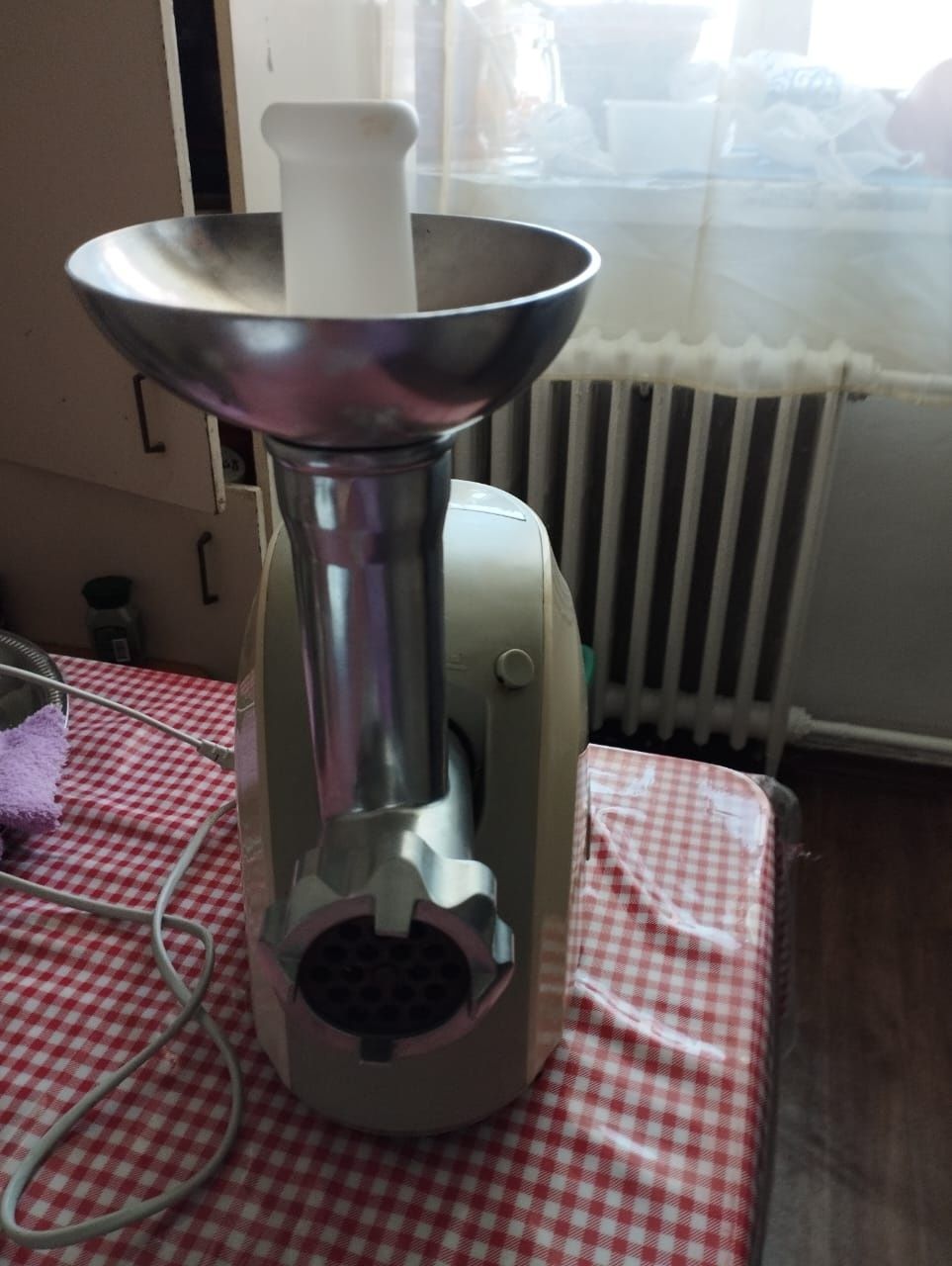 Продам электрическую мясорубку