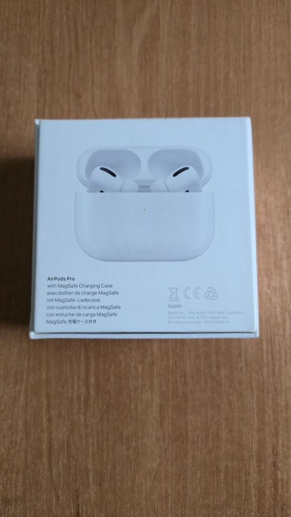Наушники AirPods Pro 1st Generation with MagSafe Charging Case