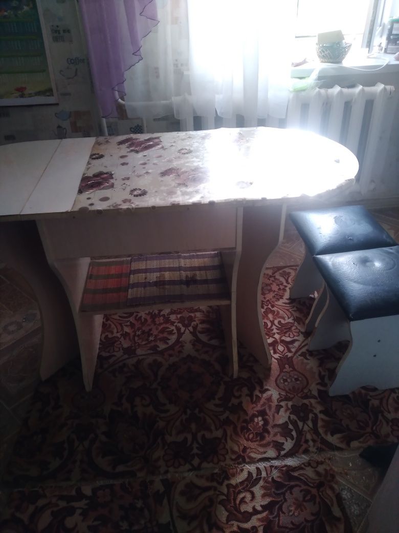 Кухонный стол  с двумя табуретками .в.хорошем.состоянии..продам