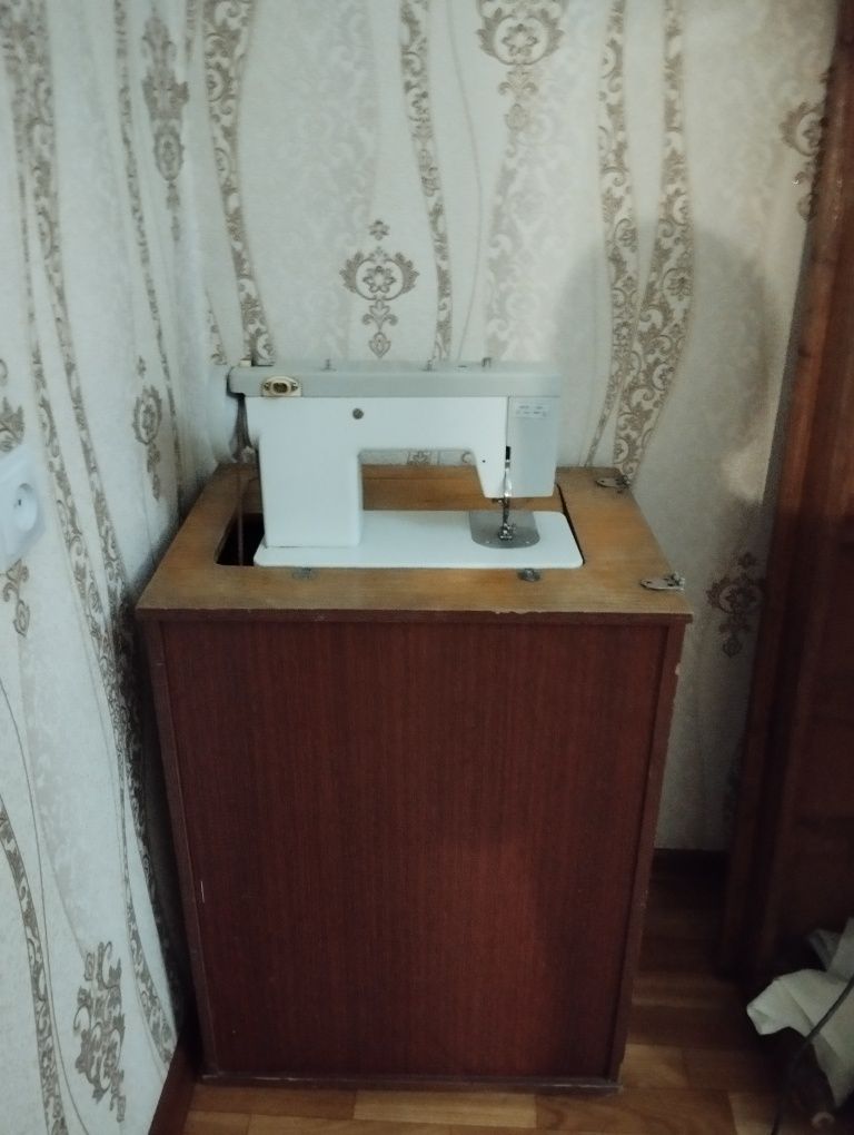 Машинка швейная советская