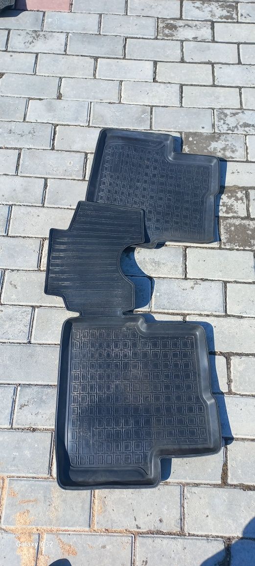 Продам резиновые коврики на кобальт.