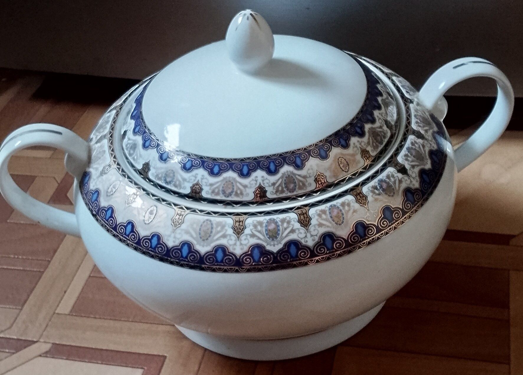 Супница фарфоровая
