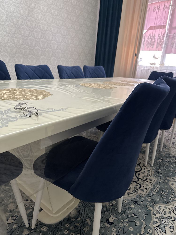 Стол со стульями