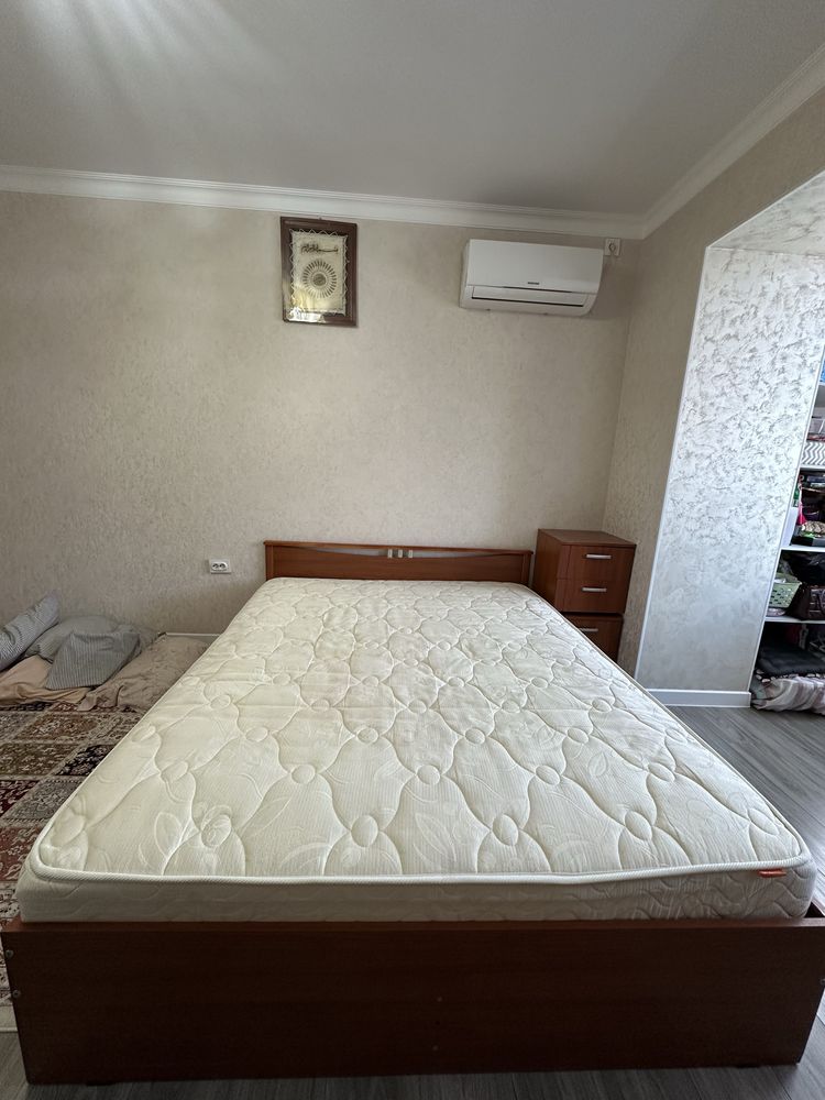 Кровать, 2 тумбы, 2 ящика и матрас все за 70тыс.