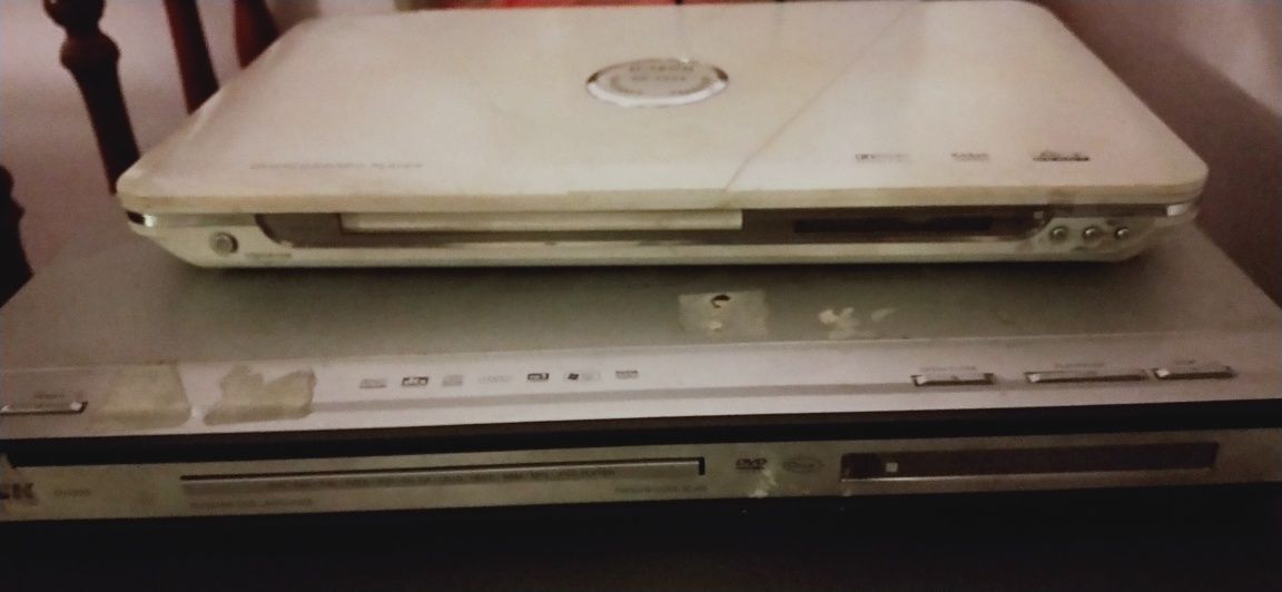 DVD и Видео магнитофон продается вместе с видео кассетами и диски тоже