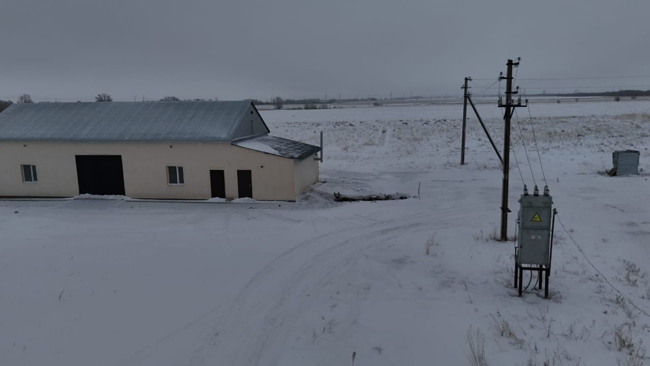 Земельный участок с двумя зданиями