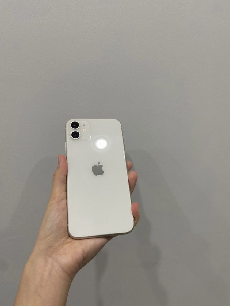 IPhone 11 64 GB в белом и черном цвете, в хорошем состоянии