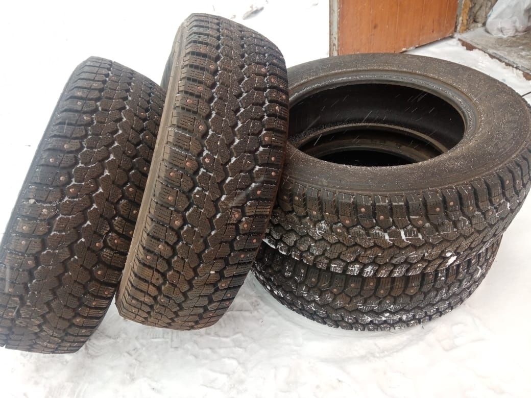 Продам зимние шины на 16, размер 215х65 R 16 месяц стояли на машине,