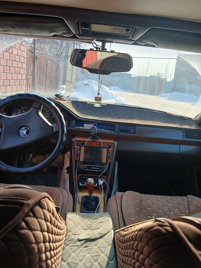 Машина мерседес 124