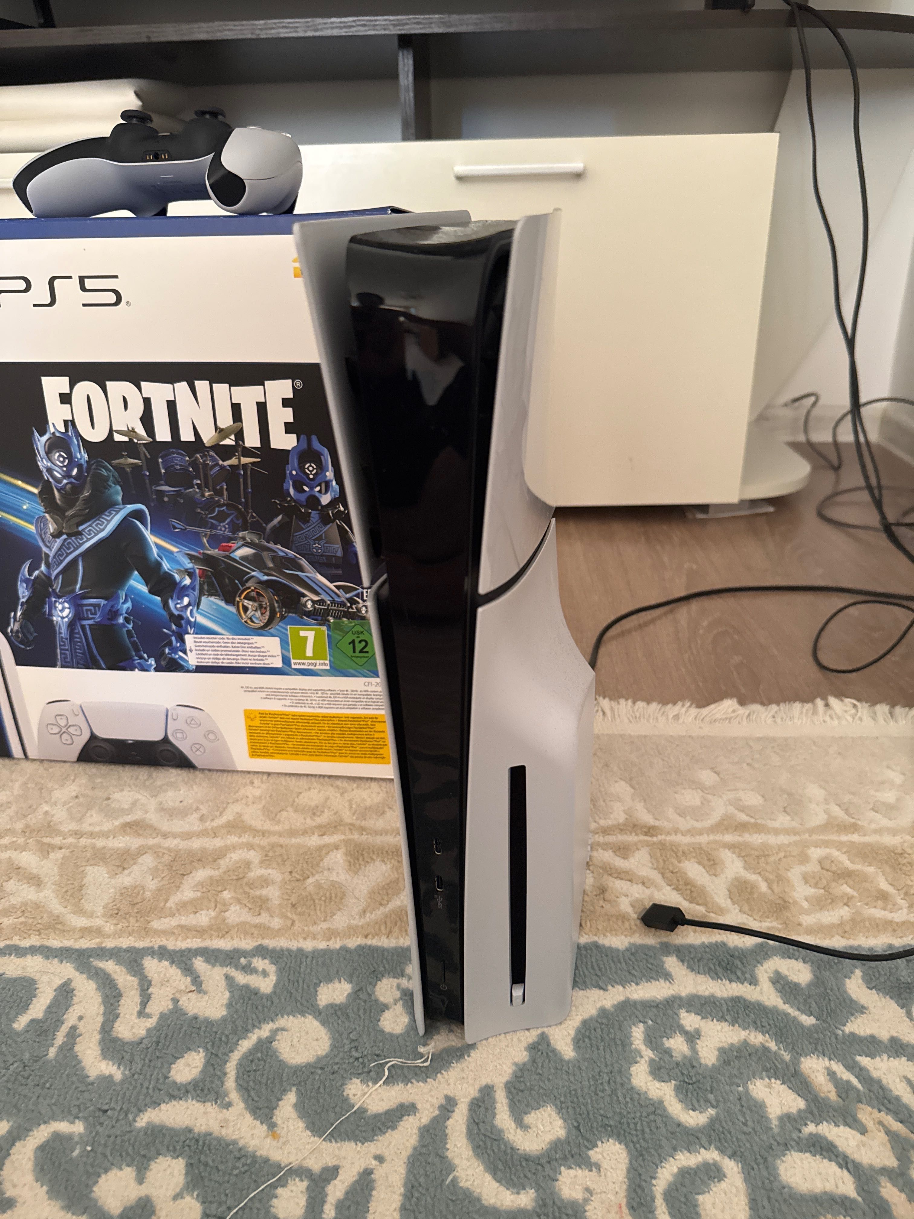 PS5 slim. 2 джойстика. И подписка на год. 600 игры бесплатно.