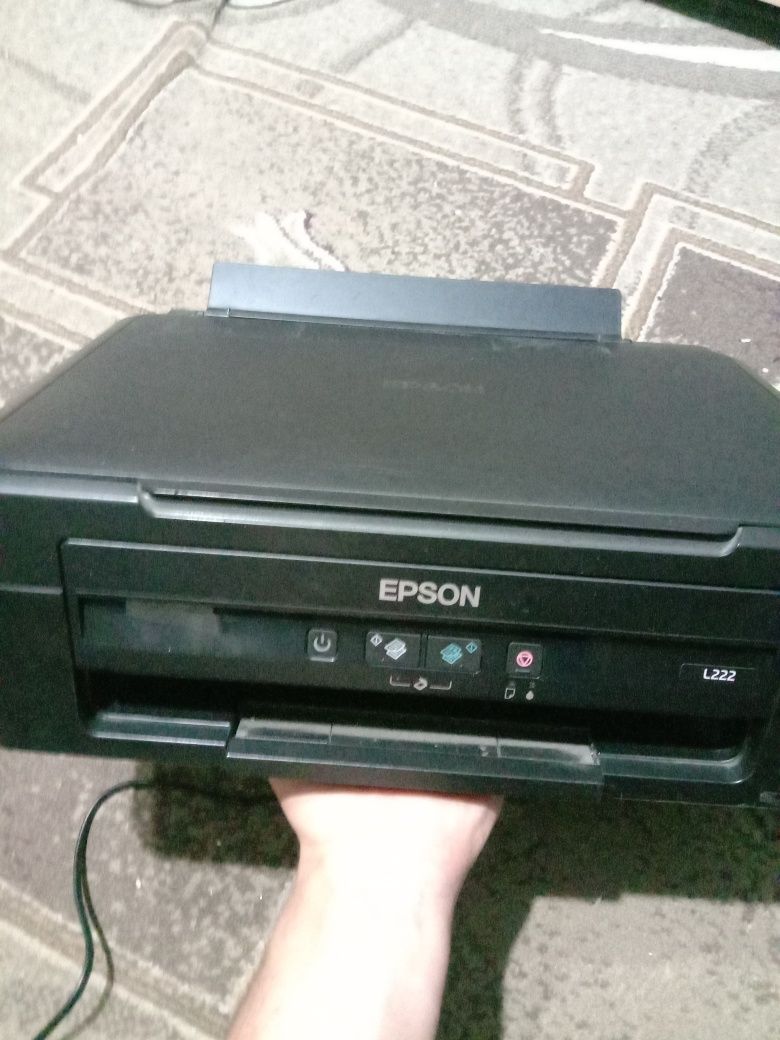 Продам срочно цветной принтер Epson 222 МФУ 3 в 1