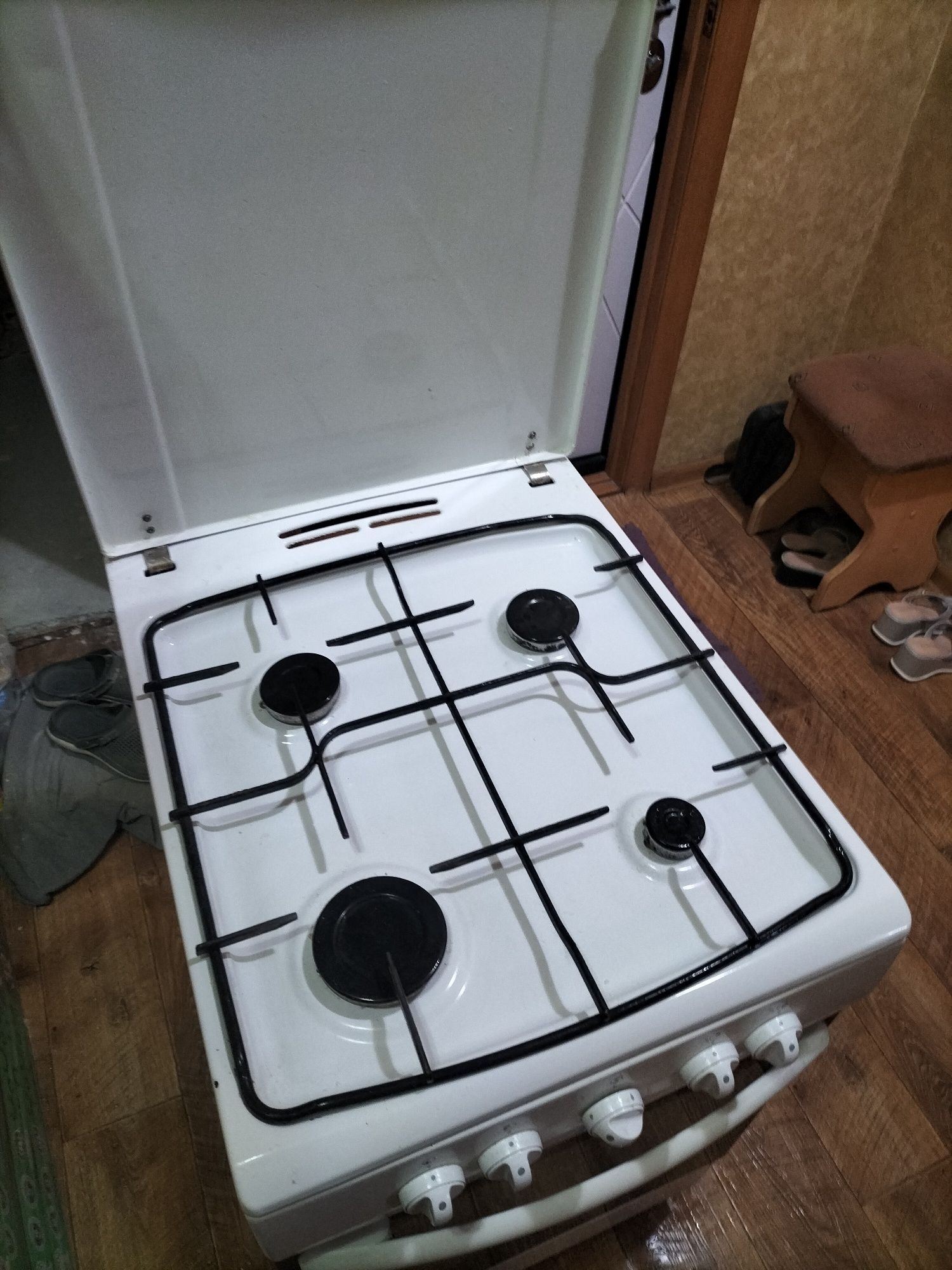 Продам газовую плиту 4 комфорте работают