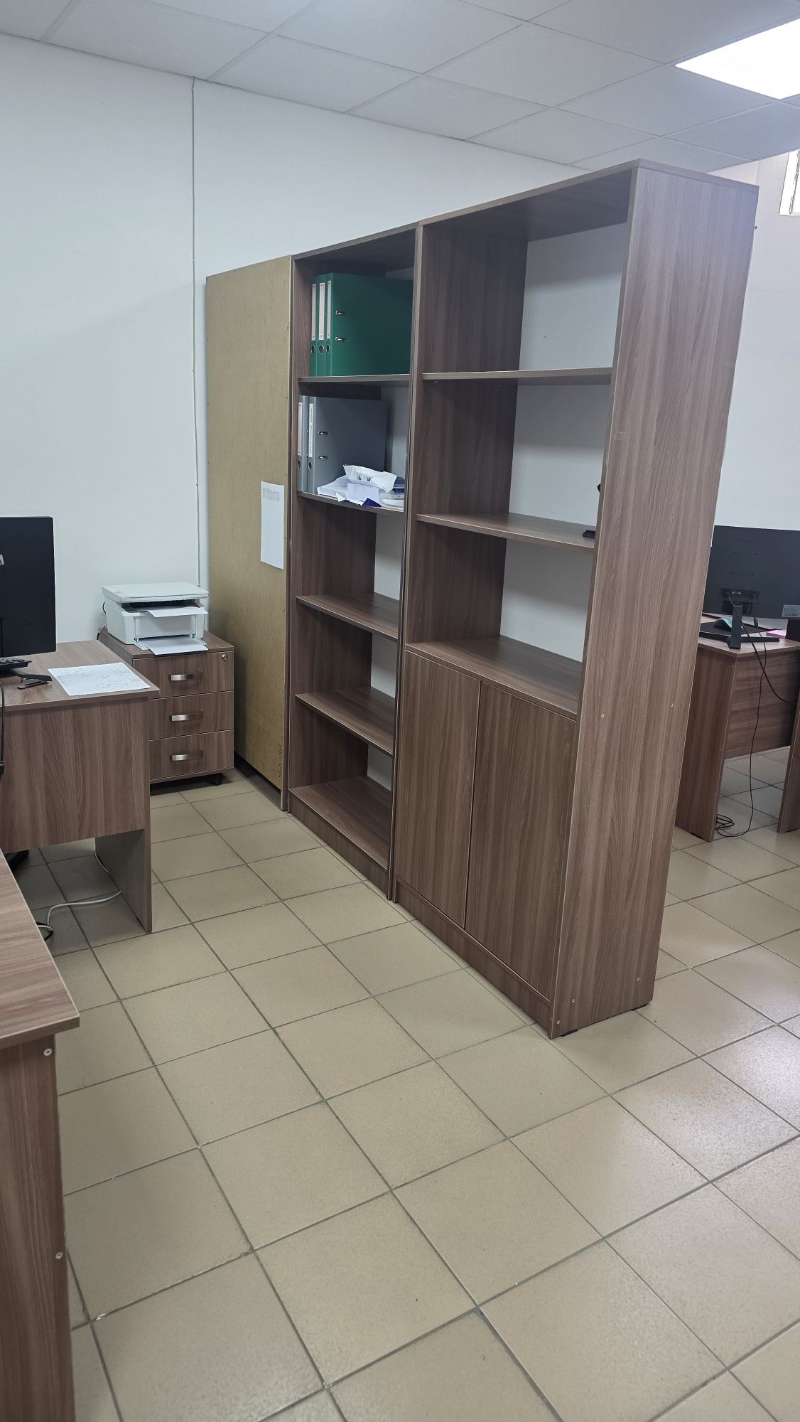 Продается мебель и офисные принадлежности